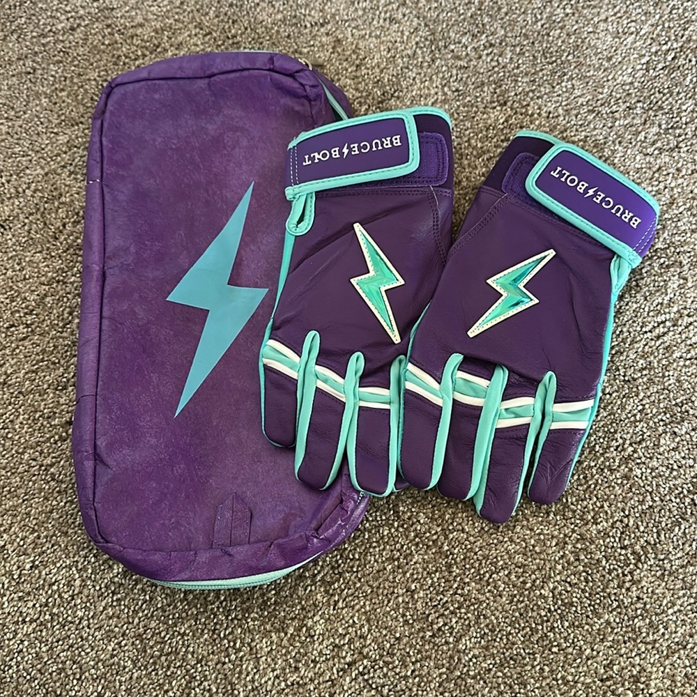 Bruce Bolt premium pro short cuff batting gloves. Size medium